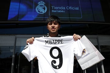 Venta de la camiseta de MBappé con el Real Madrid.