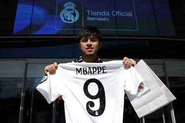 Venta de la camiseta de MBappé con el Real Madrid.