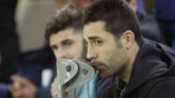 Bruno Soriano, con sus inseparables muletas.