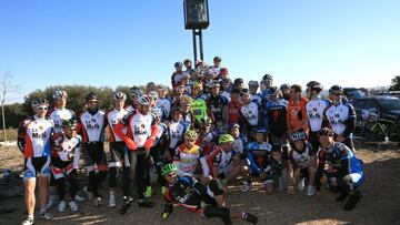 Contador participa en una ofrenda por los ciclistas muertos