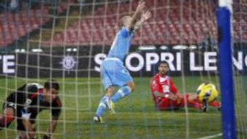 Paolo Cannavaro celebra su gol al Catania.