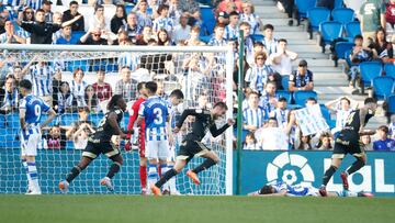 SAN SEBASTIÁN, 18/02/2023.- Los jugadores del Celta celebran el gol del empate, marcado en propia puerta por el defensa de la Real Sociedad, Le Normand, durante el partido de Liga de Primera división que disputan la Real Sociedad y el Celta de Vigo en el estadio Reale Arena de Anoeta. EFE/Juan Herrero