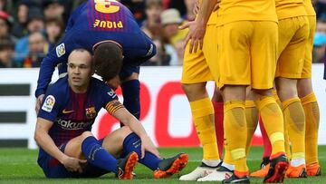 Soccer Football - La Liga Santander - FC Barcelona vs Atletico Madrid - Camp Nou, Barcelona, Spain - March 4, 2018 Barcelona’s Andres Iniesta is down after sustaining an injury REUTERS/Albert Gea