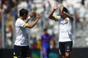 Los jugadores de Colo Colo, celebran su gol contra Universidad de Chile durante el partido de primera division disputado en el estadio Monumental de Santiago, Chile.