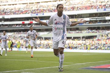 Un año le bastó al "mago" el mostrar todos sus trucos en el fútbol mexicano. Proveniente del Atlético Mineiro, llegó a los Gallos de Querétaro en 2014, donde disputó 25 partidos anotando 8 goles y llegando hasta la final del Clausura 2015. El Estadio Azteca se rindió ante la magia del brasileño.