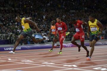 En los Juegos Ol¨ªmpicos de Londres 2012, el 11 de agosto, estableci¨® un nuevo r¨¦cord mundial en el relevo 4x100 con registro de 36,84. Adem¨¢s super¨® el r¨¦cord ol¨ªmpico en los 100 metros lisos tras ganar la final con un tiempo de 9,63, estableciendo la segunda mejor marca de la historia, y tambi¨¦n triunf¨® en los 200m, siendo el primer atleta en ganar la medalla de oro ol¨ªmpica en dos juegos consecutivos en ambas pruebas.
En la imagen Usain Bolt cruza la l¨ªnea de meta en la prueba de los 100m.