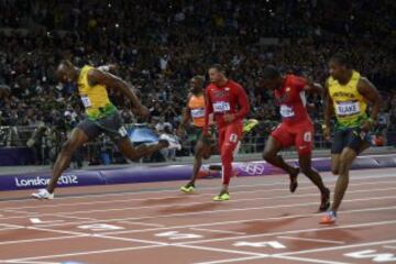 En los Juegos Olímpicos de Londres 2012, el 11 de agosto, estableció un nuevo récord mundial en el relevo 4x100 con registro de 36,84. Además superó el récord olímpico en los 100 metros lisos tras ganar la final con un tiempo de 9,63, estableciendo la segunda mejor marca de la historia, y también triunfó en los 200m, siendo el primer atleta en ganar la medalla de oro olímpica en dos juegos consecutivos en ambas pruebas.
En la imagen Usain Bolt cruza la línea de meta en la prueba de los 100m.