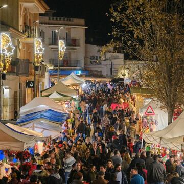 Barcelona, una de las grandes ciudades de Espa?a, tambi¨¦n celebra la Navidad con un ic¨®nico mercadillo, situado en el barrio g¨®tico y frente a la catedral de Santa Eulalia. Se trata de uno de los mercadillos navide?os m¨¢s antiguos del pa¨ªs, con m¨¢s de 225 a?os de tradici¨®n, y dividido en diversos sectores: para los ¨¢rboles de Navidad, las figuras del bel¨¦n y para la artesan¨ªa. Un lugar donde encontraremos los famosos 'caganer' y un 'Ti¨® de Nadal gigante'. Abre el pr¨®ximo 26 de noviembre.