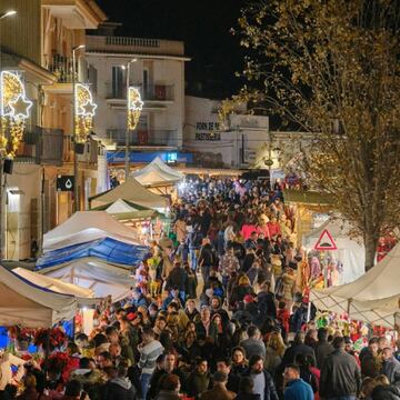 Barcelona, una de las grandes ciudades de España, también celebra la Navidad con un icónico mercadillo, situado en el barrio gótico y frente a la catedral de Santa Eulalia. Se trata de uno de los mercadillos navideños más antiguos del país, con más de 225 años de tradición, y dividido en diversos sectores: para los árboles de Navidad, las figuras del belén y para la artesanía. Un lugar donde encontraremos los famosos 'caganer' y un 'Tió de Nadal gigante'. Abre el próximo 26 de noviembre.