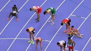 Mario García Romo, el único sentado en la pista.