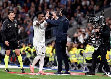 Vinicius se multiplica por tres