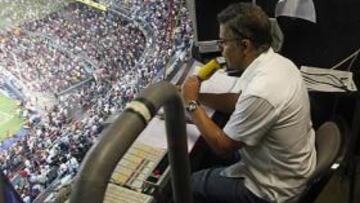<b>NARRADOR ÚNICO. </b>Joaquim María Puyal, narrador habitual del Barça de Catalunya Ràdio, retransmitiendo ayer desde el Camp Nou.