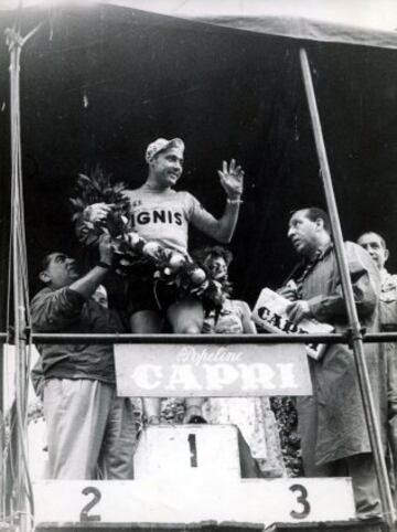 Miguel Poblet en el podio como ganador de la Milán-San Remo de 1959.