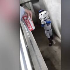 El video que todos han visto en EEUU: la mascota que 'enseña el dedo' a la afición rival