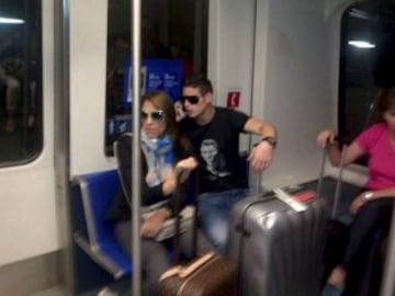 James Rodríguez fue visto por varios pasajeros y se fotografió con ellos en un vuelo procedente de Colombia.