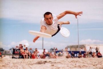 Los jugadores no pueden caminar ni correr mientras tengan el disco en las manos. El Ultimate es distinguido por su principio del "Espíritu de Juego", su alto rendimiento y la alegría del juego. El ultimate recoge elementos del fútbol, del baloncesto y del fútbol americano, sustituyendo el balón por un disco volador (frisbee). Una de sus características más llamativas es la ausencia de un árbitro, el deporte se regula por el espíritu deportivo de cada jugador y equipo. Sus orígenes se remontan al ámbito universitario estadounidense de los años 60, introduciéndose en Europa a principios de los años 80. A nivel mundial se estima que hay unos 300 000 jugadores distribuidos en aproximadamente 5000 equipos.