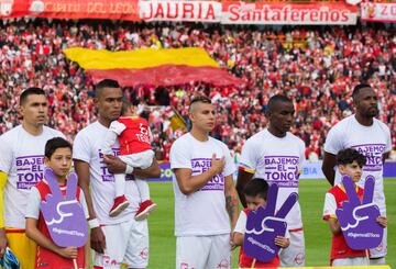 Santa Fe y Millonarios se enfrentaron en el estadio El Campín por la décima fecha de la Liga Águila II-2017, jornada de clásicos regionales en el fútbol colombiano.