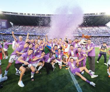 Los jugadores del Valladolid celebran el regreso a Primera División. 