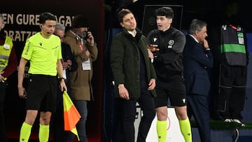 Osasuna's Italian coach Alessio Lisci (C) speaks with the fourth official during the Spanish league football match between CA Osasuna and Real Madrid CF at El Sadar Stadium in Pamplona on February 21, 2026. (Photo by ANDER GILLENEA / AFP)
