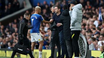 LIVERPOOL, ENGLAND - MAY 01: Richarlison of Everton shakes hands with Frank Lampard, Manager of Everton, whilst being substituted during the Premier League match between Everton and Chelsea at Goodison Park on May 01, 2022 in Liverpool, England. (Photo by