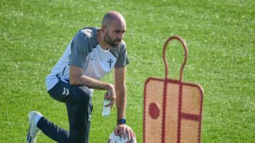 Claudio Giráldez, entrenador del Celta, dirige la sesión previa al partido contra el PAOK.