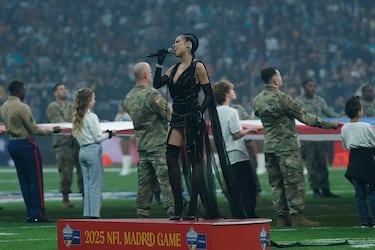 La cantante Karina Pasian canta el himno estadounidense.