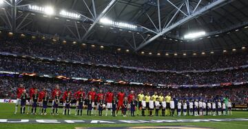 Los equipos formados para escuchar el himno de la UEFA.