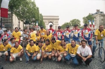 Foto del equipo de Banesto tras conquistar Miguel Indurain el Tour de Francia de 1994.