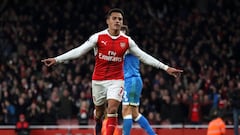 Sánchez double keeps Arsenal in title hunt