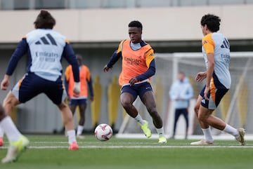 Vinicius con el balón durante el entrenamiento. 