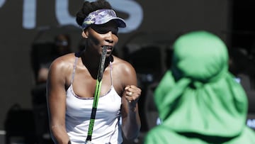 La tenista estadounidense Venus Williams celebra un punto ante su compatriota Coco Vandeweghe durante el partido de semifinales en el Abierto de Tenis de Australia 2017.