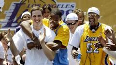 Mark Madsen, Kobe Bryant y Smaki Walker celebran el anillo logrado en 2002 por los Lakers.