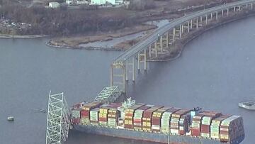 Un barco con bandera de Singapur ha chocado con el puente Francis Scott Key en el río Patapsco. Las autoridades han confirmado que varios coches han caído al agua.