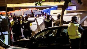 GRAF1994. LOGRO&Ntilde;O, 29/10/2021.- Efectivos de la Guardia Civil y trabajadores de la funeraria m&eacute;mora, a la espera de sacar el cuerpo del ni&ntilde;o de 9 a&ntilde;os que ha fallecido esta noche en Lardero (La Rioja) despu&eacute;s de que vari