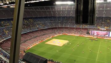 El Camp Nou medio vacío en el homenaje a los héroes de Wembley