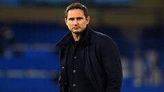 Chelsea&#039;s English head coach Frank Lampard checks out the conditions ahead of the English Premier League football match between Chelsea and Aston Villa at Stamford Bridge in London on December 28, 2020. (Photo by Richard Heathcote / POOL / AFP) / RES