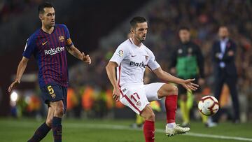 Pablo Sarabia controla un balón ante Sergio Busquets.