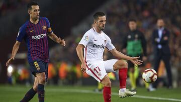 Pablo Sarabia controla un bal&oacute;n ante Sergio Busquets.