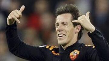 <b>GOLAZO.</b> Taddei limpió el camino de la Roma hasta los cuartos de final con un buen gol de cabeza.