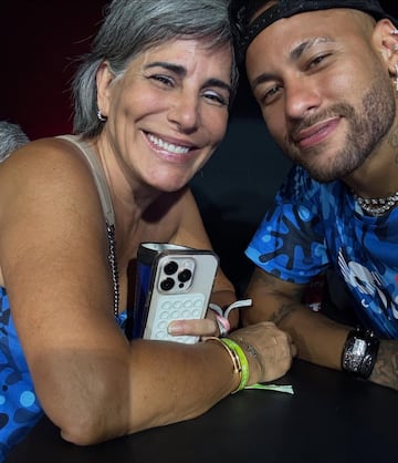 Neymar con Gloria Pires.
