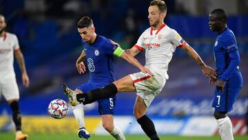 Rakitic, con Jorginho en el Chelsea-Sevilla.