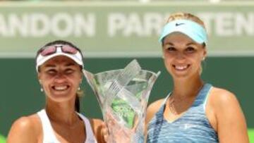 Hingis (izq.) y Lisicki, con el trofeo.