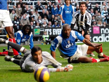Emre Belözoğlu llegó a St. James Park en verano de 2005, procedente del Inter de Milán. Fue una apuesta de la directiva por un jugador consagrado a nivel mundial, pero en las últimas temporadas no jugó muchos minutos debido a constantes lesiones. En el Newcastle vivió momentos muy duros ya que sus lesiones le impidieron demostrar su juego en el cuadro de St James' Park.