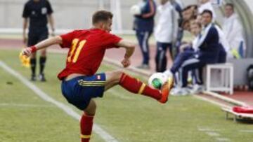 Jes&eacute; Rodr&iacute;guez controla un bal&oacute;n complicado en la victoria de Espa&ntilde;a sobre Paraguay en Benidorm.