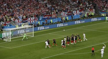 0-1. Kieran Trippier marcó el primer gol en un lanzamiento de falta directa