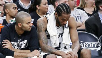 LWS110. SAN ANTONIO, TX (EE.UU.), 01/05/2017.- Los jugadores de San Antonio Spurs, el francés Tony Parker (i), y Kawhi Leonard (d), observa desde la banca el juego ante Rockets durante el partido por las semifinales de la Conferencia Oeste de la NBA entre los Rockets de Houston y San Antonio Spurs hoy, lunes 1 de mayo de 2017, en el Centro AT&T de San Antonio, Texas (EE.UU.). EFE/LARRY W. SMITH