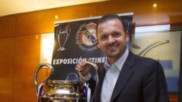 HÉROE. </b>Mijatovic posa con una réplica de la Champions.