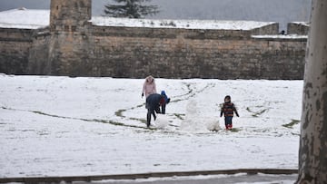 Varios niños juegan con la nieve, a 10 de enero de 2024, en Jaca, Huesca, Aragón (España). La DANA ha llegado a Aragón con lluvia, frío y nieve, poniendo en alerta a los servicios de protección civil de la comunidad. Los primeros copos de nieve ya han empezado a caer en el norte de Huesca y han dejado varias carreteras afectadas por la nieve. Las previsiones de la Agencia Estatal de Meteorología (Aemet) hablan de que el temporal dejará espesores de hasta 15 centímetros en varias comarcas de la Provincia de Huesca.
10 ENERO 2024;JACA;HUESCA;ARAGÓN;DANA;NEVADAS
Verónica Lacasa   / Europa Press
10/01/2024