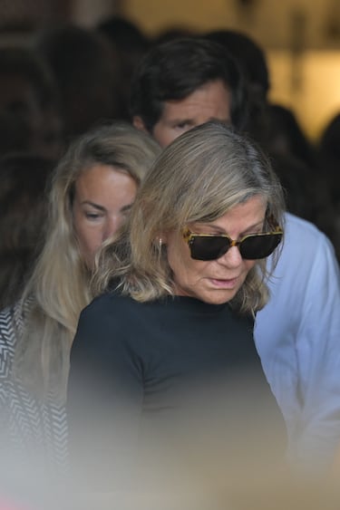 Carla Goyanes y Cari Lapique salen de la parroquia de Guadalmina tras el funeral por Caritina Goyanes.