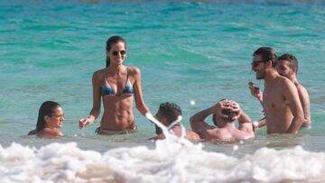 Las WAGs del PSG Bruna Marquezine e Izabel Goulart muestran sus fantásticos cuerpos al sol.